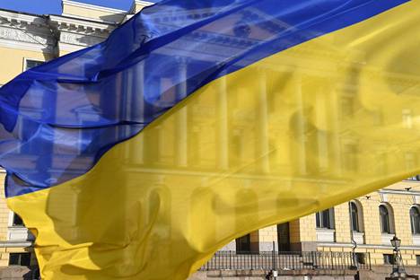 Valtioneuvoston edustalla Helsingissä osoitettiin mieltä Ukrainan puolesta 27. helmikuuta 2022.