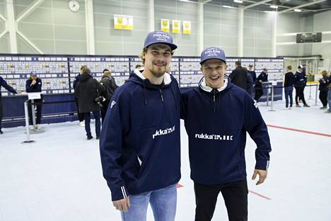Leijonien Mikael Seppälä (vasemmalla) ja Toni Rajala kertoivat Tesoman jäähallissa mediatilaisuudessa mietteistään tulevista MM-kisoista.