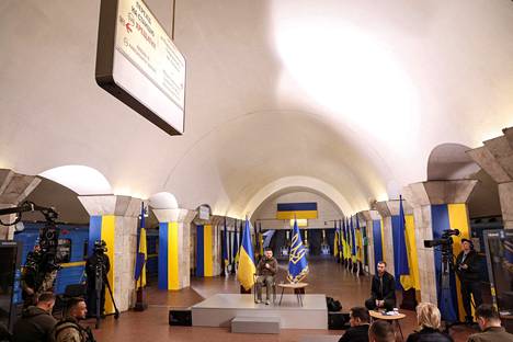 Ukrainan presidentti Volodymyr Zelenskyi antoi lauantaina lausuntoja kiovalaiselle metroasemalle pystytetyssä kuvauspisteessä.
