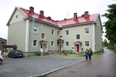 Olavi Virran muistoksi kiinnitettiin muistolaatta Mäkikatu 75:n seinään. Virta asui talossa ennen kuolemaansa). Virta asui asunnossa, joka sijaitsee  toisessa kerroksessa.