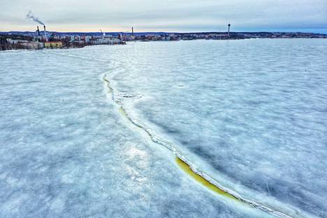 Näsijärven jäälle on muodostunut railo.