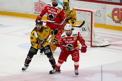 Ässät voitti kauden ensimmäisessä pelissä KalPan. Derek Barach teki Kuopiossa maalin, mutta otti myös ratkaisevan kaksiminuuttisen pelin lopussa.
