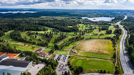 Aamulehti kuvasi Tampereen Ruotulan golfkentän 150 metrin korkeudesta vuonna 2019. Oikealla Teiskontie, jonka vasemmalle puolelle raitiotie ja asuinaluetta on suunniteltu.