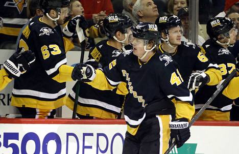 Pittsburgh Penguinsin Kasperi Kapanen iski joukkueensa avausmaalin yön NHL-pelissä Detroit Red Wingsiä vastaan.