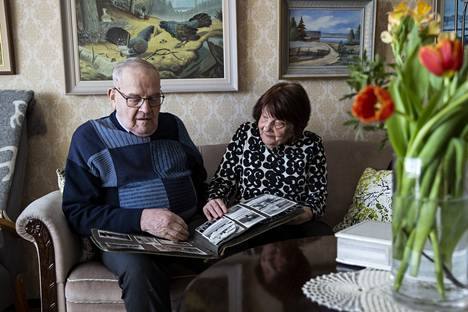 Väinö Ylimäki  ja Seija Leponiemi katselevat matka-albumia ja toteavat, että tuskin monellakaan on ollut ajokortti 80 vuoden ajan.