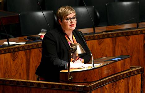 Valtiovarainministeri Annika Saarikko eduskunnan täysistunnossa.
