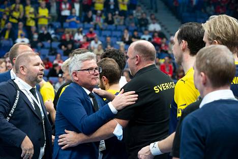 Petteri Nykky onnitteli Ruotsin valmennusjohtoa MM-kullasta viime joulukuussa Helsingissä. 