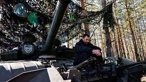 Ukrainalainen sotilas istui tankin päällä etulinjan lähistöllä Kreminnan kaupungin tuntumassa Ukrainassa 14. maaliskuuta.