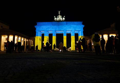 Brandenburgin portti Berliinissä valaistiin keltaisilla ja sinisillä valoilla keskiviikkona illalla. Kaupunki halusi näin osoittaa tukeaan Ukrainalle.