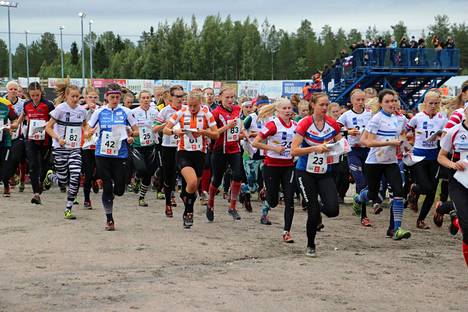 Viime vuonna juostiin Napapiiri-Jukola Rovaniemellä. Kuvassa Venlojen lähtö.
