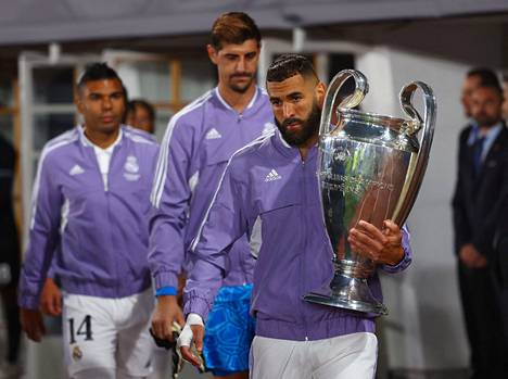 Real Madrid on Mestarien liigan hallitseva mestari. Hyökkääjä Karim Benzema kantoi voittopokaalin Super cupin finaaliin Helsingissä 10. elokuuta.
