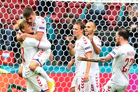 Tanskan joukkue juhli hyökkääjä Kasper Dolbergin laukomaa maalia lauantaina Amsterdamissa.