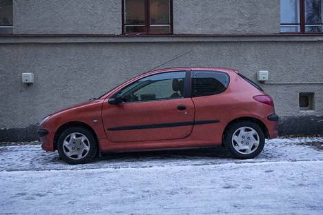 Vanha ”Pökötti”, eli Peugeot 206, oli juuri saapunut huollosta ja odotti parkissa seuraavaa ajotuntia. Kilometrejä sillä on alla jo 300 000, mutta se ajaa hyvin tehtävänsä ajo-opetuksessa. 