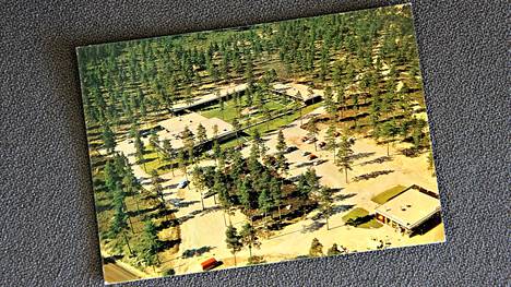Hiittenharjun motellin ensimmäinen kesä vuonna 1970 ikuistettuna motellin postikortille. Motellin päärakennus on alkuperäisasussaan, ennen laajennuksia. Kuvan oikeassa alakulmassa näkyy Shell-huoltoasema, joka rakennettiin samassa yhteydessä.