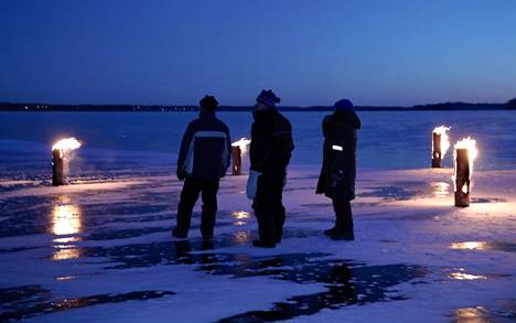 Ulkotulet roihusivat torstaina hukkuneen retkiluistelijan muistoksi sunnuntai-iltana Köyliönjärven jäällä. Kuva Pappilan rannasta.