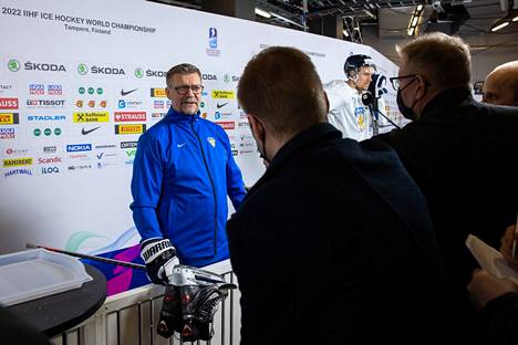 Päävalmentaja Jukka Jalosen kommenteille oli kysyntää Leijonien torstaisten treenien jälkeen.