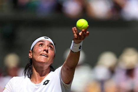 Ons Jabeur voitti kolmieräisen välierän ja eteni Wimbledonin naisten kaksinpelin finaaliin.