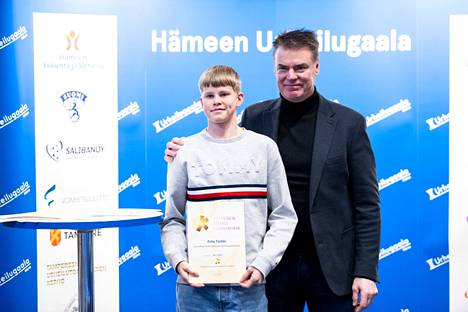 Jalkapalloilija Eetu Turkki ja Raimo Helminen.