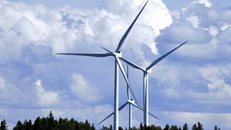 Tuulinen sää on yksi niistä syistä, jotka painavat sähkön hintaa alas tiistaina. Tuulivoimaloita Porissa 11. heinäkuuta.