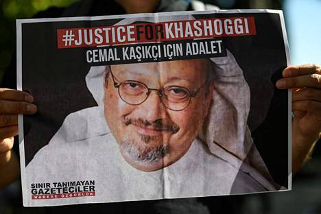 Lokakuussa 2020 otetussa valokuvassa saudijournalisti Jamal Khashoggin ystävät pitivät käsissään Khashoggin kuvaa.