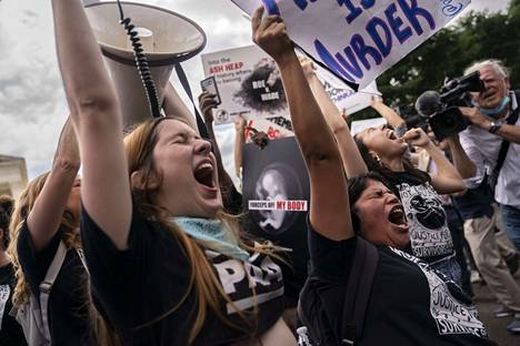 Abortin vastaisia aktivisteja korkeimman oikeuden edessä perjantaina.