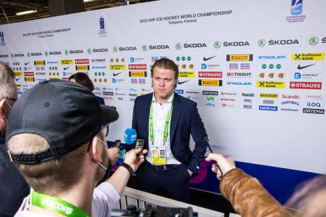 Media ympäröi Mikael Granlundin Leijonien avajaisottelun erätauolla.