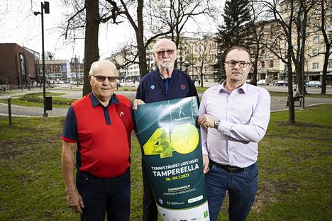 Kolme kovaa tennismiestä. Timo Salmi (vasemmalla), Hannu Granroth ja Veli Paloheimo ovat pitäneet teoillaan huolta, että Tampereella pelataan heinäkuussa ATP-haastajatason turnaus jo 40. kerran.