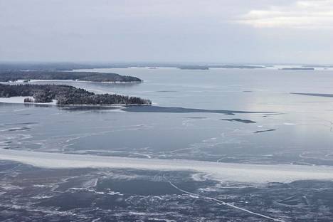 Myös Reuharinsaaren edustalla on vielä pieni aukko jäässä.