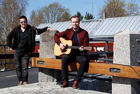 Jaakko Aromaa (oik) teki aikoinaan yhdessä Teemu Ruokosken kanssa laulun Pomarkun kunnostetulle sillalle. Koronaepidemian vuoksi vaalikampanjassa ei paljon kitaraa tarvittu.