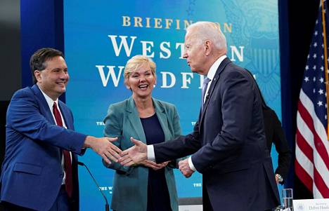 Yhdysvaltain presidentti Joe Biden (oik.) kätteli kansliapäällikkö Ronald Klainia Valkoisessa talossa järjestetyn tapahtuman yhteydessä kesäkuussa 2021.