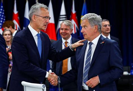 Naton pääsihteeri Jens Stoltenberg ja Suomen presidentti Sauli Niinistö kättelivät sen jälkeen, kun Nato oli kertonut kutsuvansa Suomen ja Ruotsin liiton jäseniksi.