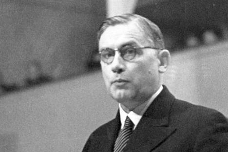 Kirjoittajan tulkinnan mukaan myös Edwin Linkomies oli satakuntalainen: hän syntyi Viipurissa, mutta kävi koulunsa Raumalla. Linkomies oli Suomen pääministerinä 1943–1944. 