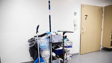 Sairaalahuoltajat siivoavat huoneet potilaiden vaihtuessa. Potilaskierto hidastuu, kun potilaspaikkoja ei saada puhdistettua seuraaville tulijoille.
