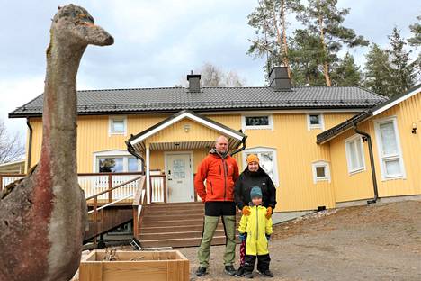 Minna Palosaaren perhe on taistellut aktiivisesti kylällä asuvien lasten puolesta valita lähempänä sijaitseva Viralan koulu Tarinmaan koulun sijaan. 