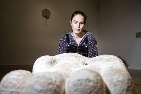 Emma Jääskeläinen tunnetaan erityisesti suurista kivikäsistä. Creator (New Potato & Olive) -veistos on vuodelta 2017. Materiaali on norjalaista ruusumarmoria, jota taiteilija kutsuu psykedeeliseksi salamiksi.