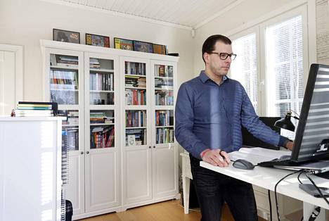 Taitaja2022-ammattitaitokilpailun järjestelyistä vastaava Tuomas Mäki-Ontto on tehnyt töitä korona-ajan pitkälti kotoaan. Kodin ja työn rajaamista auttaa se, että työlle on voinut varata oman huoneen.