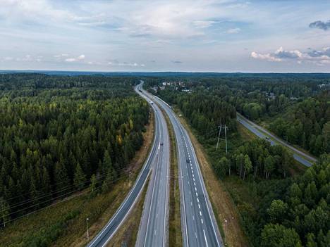 Tasanteen eritasoliittymä  rakennetaan Alasjärven liittymän ja Suinulan väliselle osuudelle Ysitiellä. Kuva Alasjärven liittymästä pohjoiseen on otettu elokuussa 2022.