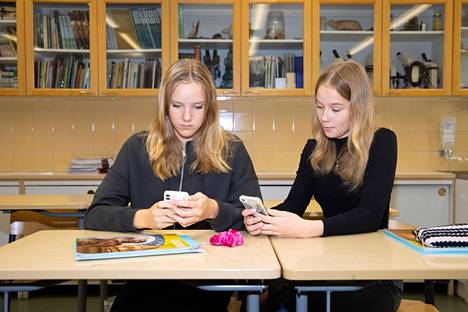 Mandi Koivistolle (vas.) ja Mirella Heikkarille perinteisen paperisen kirjan lukeminen on mieluisaa, mutta joskus oppimissivustojen ja -sovellusten käytöstä on hyötyä.