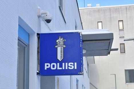 Korona on vaikuttanut myös Rauman poliisiaseman arkeen. Edellisvuodesta runsaasti kasvanutta rikosmäärää jouduttiin viime vuonna ratkomaan lukuisia ohjeistuksia ja rajoituksia noudattaen. Kuva: Juha Sinisalo