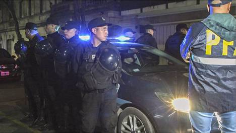 Kuvakaappaus AFP TV:n 1. syyskuuta kuvatulta videolta, jossa poliisit ympäröivät auton, jonka sisällä varapresidentin ampumista yrittänyt mies oli.