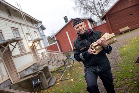 Haastattelu tehtiin Tammelassa, Vanhassa Raumassa. Maailmanperintökohteessa puilla lämmittäminen on erityisen tarkkaa. Alue on pelastuslaitokselle erityiskohde, johon tehdään säännöllisesti palotarkastuksia.
