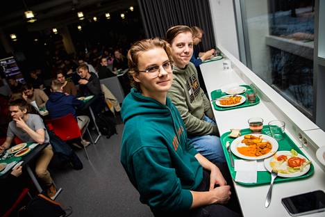 Konetekniikan fuksit Danila Schshinin ja Daniel Salminen kehuvat yliopistoravintoloiden ruokalistoja vaihteleviksi ja monipuolisiksi. Myös ruoan maku on heistä kohdillaan.