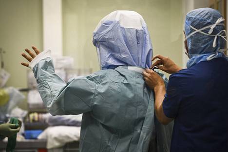 Hoitajat pukivat kirurgille suojavaatteet leikkaussalissa Kainuun keskussairaalassa Kajaanissa 8. heinäkuuta 2020. 