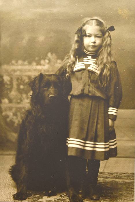 Potrettikuvat lemmikin kanssa olivat yleisiä viime vuosisadan vaihteessa. Pikkuinen Margit Sofronoff poseerasi perheen Malle-koiran kanssa. Rauman museon Marelassa on esillä valokuvanäyttely Minä ja lemmikkini. Kuva: Rauman museo