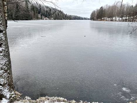 Myös Tampereen Kaukajärvellä oli ohut jääpeite sunnuntaiaamuna 28. marraskuuta.