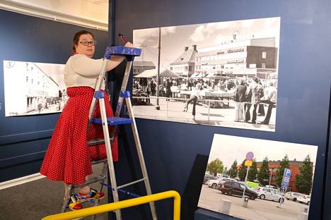 Museoamanuenssi Anu Forss viimeistelee kaupunginmuseon uutta näyttelyä, jonka avajaiset ovat keskiviikkona.