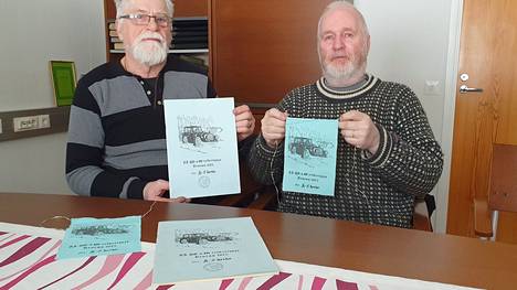Kokeneet ajoneuvoharrastajat Pekka Parkki ja Jouko Muhonen esittelevät Keuruulla vuonna 1975 ajetun Retkeilyajojen osallistumislehteä ja jokaiselle kuljettajille annettua viiriä. 