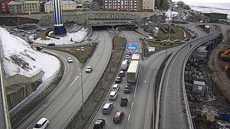 Rantatunnelin liikennettä säännösteltiin länteen päin ruuhkan vuoksi. Tässä kello 16.08 otetussa kelikamerakuvassa näkyy, että autot jonottivat Tampereella pääsyä tunneliin, jotta ne voisivat ajaa länteen.