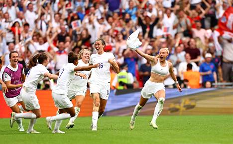 Englanti juhli voittomaaliksi jäänyttä Chloe Kellyn osumaa jatkoajalla.