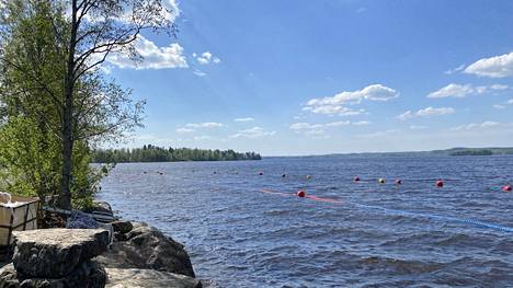 Pirkkalan Loukonlahden avovesiuimaradalla oli sunnuntaina 19. toukokuuta tuulista. Tuulta oli enimmillään kahdeksan metriä sekunnissa, ja puuskissa kaksitoista metriä sekunnissa.